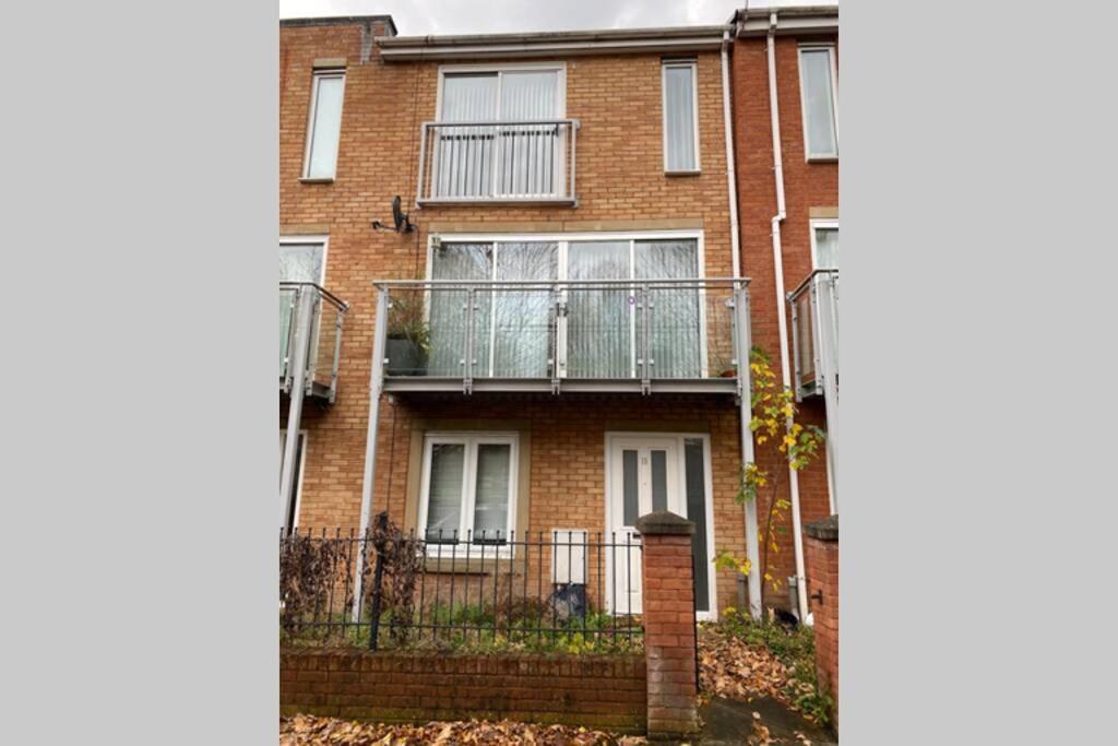 Large 5-Bed City Centre Townhouse With Secure Parking 曼彻斯特 外观 照片